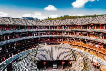 南靖云水谣古镇+和贵楼+怀远楼【厦门接送+客家圆笼餐+门票】【纯玩 0 购物无套路，厦门市区接送；打卡世遗和贵楼、怀远楼 + 云水谣影视古道，含客家特色餐，双导陪】