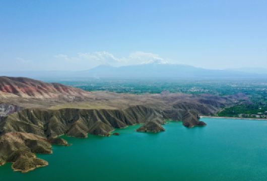 霍尔维拉普、Azat Reservoir、加尼与格加尔德修道院一日导览游【霍尔维拉普修道院拥有观赏圣经中的亚拉腊山*令人叹为观止的景色。 Azat Reservoir是隐藏在Yeranos山脉迷人起伏丘陵中的一颗隐秘瑰宝。 参观加尼神庙，亚美尼亚**一座可欣赏山景的希腊罗马式神庙，并探索被联合国教科文组织列为世界遗产、凿刻在岩石山壁中的格加尔德修道院】