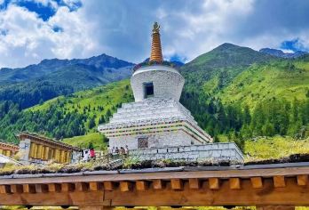 四姑娘山+猫鼻梁+都江堰蓝眼泪一日游【8人内拼小团-含门票】【[畅享玩]带您看洁白的雪山、五彩的花海、碧绿的海子、清澈的溪流，绿意盎然的草甸和成群结对的牛马】