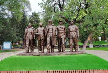 【奔驰车4人小拼团】 延安宝塔山+枣园+革命纪念馆+杨家岭【[品质升级]奔驰S350L专车一站式服务，精致小团自由随心，无需太多等候，1人也发团】