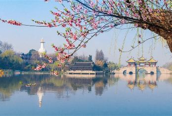 瘦西湖/个园/何园/大明寺4选1【万卷说】人工讲解·不含门票【[签约讲师]10年以上一线工作经验，持有国家导游证\讲解证，有责任心，能根据听众的兴趣，灵活讲解。】