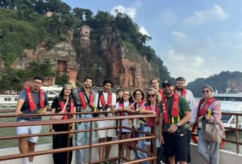 成都至乐山大佛全日游【没有旅游购物陷阱，有足够的时间观光。 探索周围的古老寺庙和宝塔。 惊叹于世界上*大的石雕佛像。】