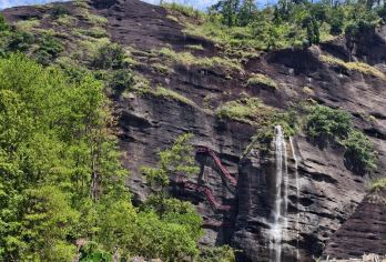 福建龙岩冠豸山+竹安寨+长汀古城+古田会议会一日游可英文服务【可提供英文及小语种导游服务-往返接送-可选导游-可代订门票】