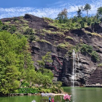 福建龙岩冠豸山+竹安寨+长汀古城+古田会议会一日游中英文服务
