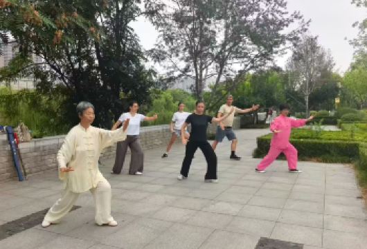 西安在地生活深度体验：早市探访&传统太极课&“摔碗酒”【与西安一同醒来！小南门早市：品味西安地道的市井生活 传统太极课程：古城墙下的动静结合冥想 永兴坊