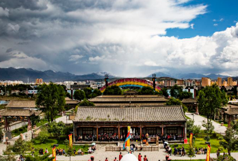 人生第一座雪山祁连岗什卡雪峰+大本营+连心湖【包车游】【奔赴岗什卡雪峰，冬天享受冰雪体验，夏天观赏连心湖（情侣打卡圣地）】