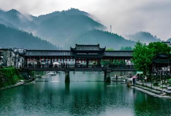 景德镇瑶里古镇+汪湖大峡谷+绕南古窑遗址+东埠码头拼团一日游【​千年瓷源文化——探访瑶里古镇（青花瓷原型地）和绕南古窑遗址，感受景德镇陶瓷发祥地的历史底蕴。】