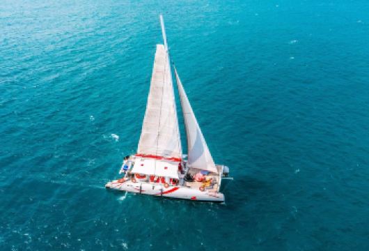 普吉岛珊瑚岛皇帝岛一日游 : 彩虹号RAINBOW【60尺巨型双体帆船行驶更平稳，船上空间宽敞, 超大网兜好出片】