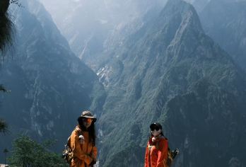 中虎跳峡徒步一日游【8人封顶 Halfway打卡+龙洞瀑布】【免费提供登山杖+中途客栈[Halfway]网红阳台打卡拍照+龙洞瀑布，高路徒步精华路段~】