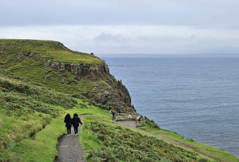 英国 因弗内斯出发天空岛+艾琳多南城堡+尼斯湖一日游【游览尼斯湖、艾琳多南城堡历史，参观波特里、苏格兰短裙岩等】