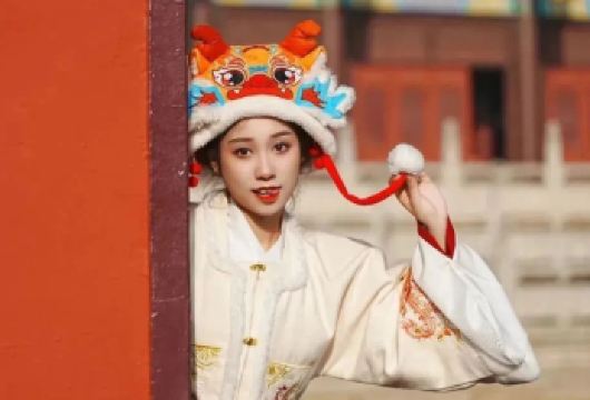 无锡鼋头渚+三国水浒城一日游【观红嘴鸥&船游太湖&赠冰箱贴】【服务保障：本地专职导游讲解，带您畅游锡城，体验“三分看、七分听”的魅力，赏太湖湖泊风光！】