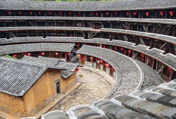 [厦门]田螺坑土楼、裕昌楼和塔下水乡私人一日游【探索被联合国教科文组织列为世界遗产的田螺坑土楼，了解古老的客家人的生活方式。 与当地家庭一起享用传统客家美食，并在拥有数百年历史的圆屋中品尝自制米酒。 从山顶的土楼景观到塔下村的水边小巷，探索福建农村宁静的乡村和丰富的文化底蕴。】