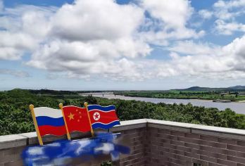 珲春+防川风景区半日游|向导讲解|独立包车/上限6人小团可选【[ 出行无忧]全程车接车送，向导陪玩，旅途不费心，回归旅游初心，收获一整天快乐。】