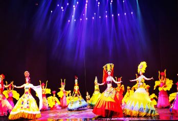 梦幻腾冲大剧院（西山坝剧场）•《梦幻腾冲》演出【亿万年前，地球两大板块在这里剧烈碰撞一时间.几十座火山爆发，岩浆奔涌，天地混沌，山河重组，侧耳倾听】