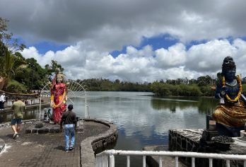 毛里求斯南部私人导览游：沙马雷尔七色土、圣湖、鹿洞【鹿洞——一座死火山休眠火山口的景观。您可以自行步行参观。 参观印度教圣湖大盆地（Ganga Talao） 在沙马雷尔停留，欣赏其著名的七色土、壮丽的瀑布和黑河峡谷。】