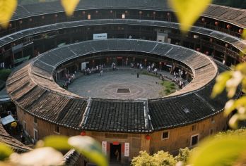 福建土楼云水谣+永定土楼王双线一日游丨小团头等舱可选高速直达【[土楼升级更多玩法]赠钟兴楼登楼探秘，更有专属非遗夯土垒筑体验！纯玩无自费，小团畅玩更尽兴～】