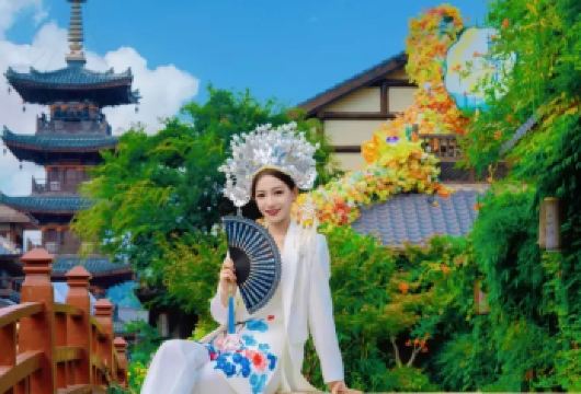 无锡灵山大佛+拈花湾一日游【纯玩团&一票畅玩&赠文创冰箱贴】【[礼福禅修]：踏入灵山大佛，在88米高的佛像下虔诚礼福，于拈花湾参与抄经、品茶等禅修活动，净化心灵。】