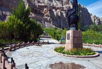 独库终点纪念碑+克孜尔千佛洞+克孜利亚胜景+拜城烈焰泉一日游【[精品小团]2人即发！越野车团！天天发团！轻松出行！上门接送，纯玩无购物；】