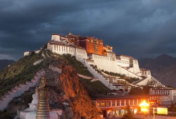 中国西藏探索历史文化【布达拉宫+药王山观景+大昭寺M】【布达拉宫：是世界上海拔非常高的古代宫殿，是西藏的地标之一。它不仅是藏传佛教的重要圣地，历史文化的宝库】