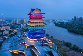 兰州黄河古韵一日游（门票+风起大汉+船票+交通+午餐+保险）【黄河楼不仅是观光塔，还是一个多功能文化综合体，内部设有黄河档案展览馆、黄河石精品展、黄河书屋等展示区】