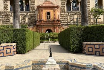 西班牙塞维利亚市区-王宫-大教堂-斗牛场-黄金塔-包车-精选【专属客服和本地中文司机，一家一团包车】