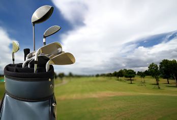 [云南] 大理苍海高尔夫俱乐部、崇圣寺三塔一日游【在中国*引人注目的高尔夫球场之一开球，球场坐落在苍山和洱海之间 参观标志性的三塔和重建的崇圣寺，感受古老的遗迹和雄伟的建筑，仿佛回到大理王国时代。 享受无缝衔接的私人导览一日游，结合积极的休闲娱乐、文化探索和令人惊叹的风景——非常适合**游客】