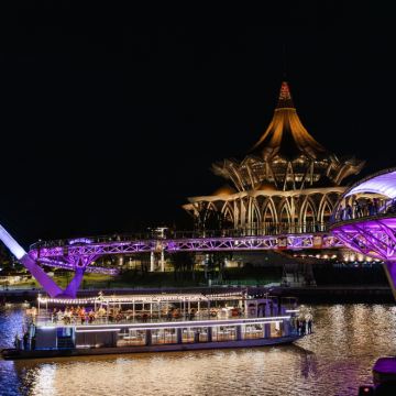 皇家砂拉越河游船体验，提供茶点和无限畅饮