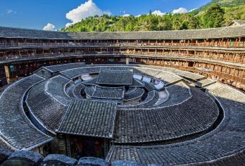 龙岩永定高北土楼群+承启楼+世泽楼+五云楼1日游【含餐】【[专属旅行体验]一人即可成团，随时出发！我们承诺即使单人报名也确保出团，全力支持您的旅行梦想！】