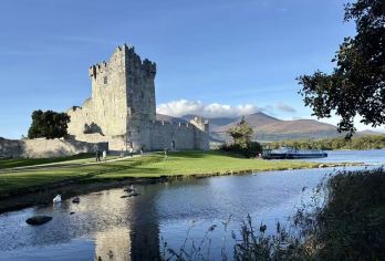 爱尔兰都柏林基尔肯尼古镇一日游【探基尔肯尼城堡览艺术珍宝，登圣卡尼斯圆塔俯瞰全城，逛中世纪街巷，品百年 Smithwick’s 啤酒】