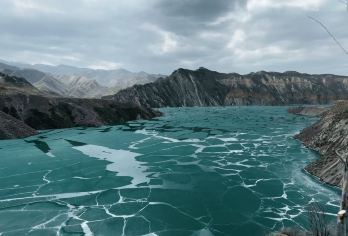 新疆昌吉回族自治州S101百里丹霞观景台+肯斯瓦特景区一日游【一天就去一个地方，乌市周边游 省时省心省力】