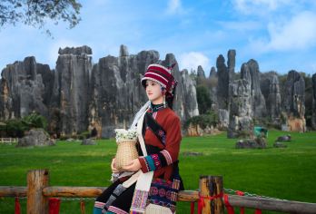 昆明石林风景区+九乡一日游 二环早接◆可选15人团/新路线【️[亮点一]一日游览昆明2大核心景点，“庆余年同款”门票一价全含，严选三年0投诉明星导游带队游玩；】