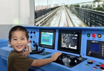 疯狂地铁侠|半日亲子|趣探地铁基地，地铁4D模拟驾驶【趣探神秘地铁基地，地铁站里的奇妙设备，地铁4D模拟驾驶，参观地铁调度大厅，地铁侠在行动】