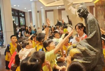 遇见杜甫【踏入杜甫草堂，品诗圣故事。半日时光，穿越千年，沉浸式领略诗意文化魅力 。】