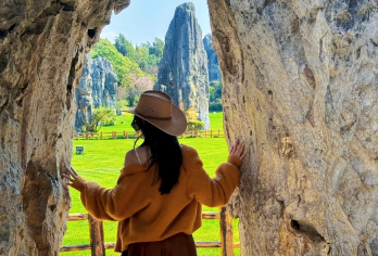 石林一日游15人内小团【纯玩无购物·含特色中餐·导游讲解】【[石林奇景]将一整天的时间都投入到石林景区，有充裕的时间深度游览深入探寻那些小众却独具魅力的角落】