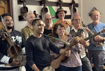 加德满都：一场充满民俗音乐的观光之旅【在探索文化遗址的同时，欣赏悠扬的萨朗吉琴音乐，聆听传统乾闼婆音乐家讲述的迷人传说。 参观加德满都杜巴广场、博达哈佛塔和斯瓦扬布纳特寺——这些联合国教科文组织世界遗产地历史悠久，风景秀丽。 尝试演奏萨朗吉琴，学习民歌，结识当地艺术家，并在充满历史气息的环境中享用正宗的尼泊尔午餐。】