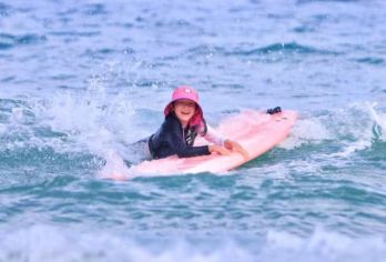 日月湾冲浪 专业教练教学0基础可玩＋冲浪服＋冲浪板 赠送拍摄【[装备齐全]提供冲浪板、冲浪服、防晒泥、 淋浴等，一价全包 赠送拍摄 没有任何二次收费】