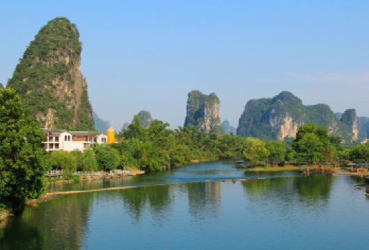 桂林英语团：遇龙河竹筏漂流&十里画廊&世外桃园【探索隐秘的香格里拉（桃园），一个宁静祥和的村庄，将中国古代诗歌演绎得栩栩如生。 驱车穿过风景如画的十英里画廊，这是一条风景优美的公路，两侧是标志性的山峰和郁郁葱葱的乡村。 桂林和阳朔均提供便捷的提货选择，让您享受灵活清晰的物流服务。】