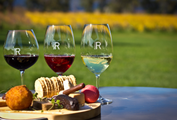 澳大利亚亚拉河谷美食之旅【罗富酒庄参观品酒+鹿巷酿酒厂午餐】【漫游澳大利亚三大葡萄酒产区之一的亚拉山谷，感受惬意田园生活！】