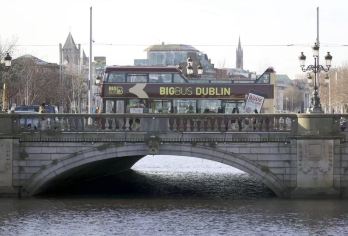 爱尔兰都柏林市区人文一日游【凤凰公园+都柏林+圣三一学院】【品健力士鲜啤赏城景，凤凰公园遇鹿群，探圣三一《凯尔经》，访大教堂与圣殿酒吧，尽揽都柏林人文脉络。】