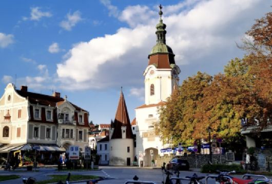 维也纳出发·瓦豪河谷蜜日：多瑙河游船与梅尔修道院私享之旅【漫游联合国世界遗产瓦豪河谷，乘船畅想蓝色多瑙河，参观宏伟的梅尔克修道院，体验奥地利的浪漫与古典】