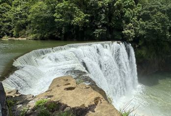 台北出发:十分瀑布+十分老街+正滨渔港+九份(10HR)【近距离感受“台湾尼加拉”，水气磅礴超震撼+放天灯写下心愿，铁道老街超有味道】
