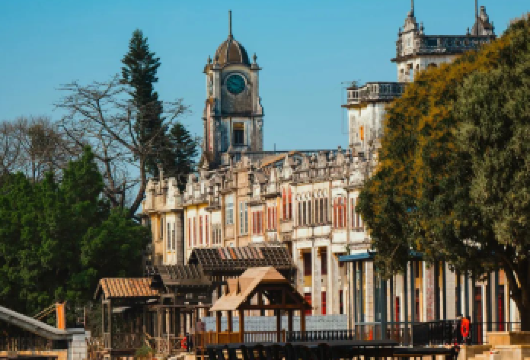 开平立园碉楼群+赤坎·广东华侨国际旅游度假区+赤坎南楼一日游【[精选景点]让子弹飞一会，活着的文化遗产——开平立园碉楼群丨沉浸式体验民国风情——走进赤坎华侨古镇】