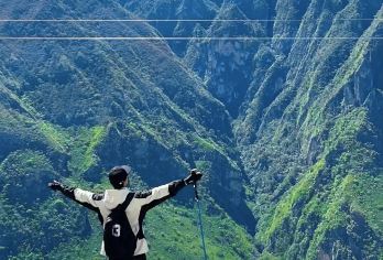 中虎跳峡高路徒步（纯玩体验版）一日游【6-15人向导陪同】【包含午餐---向导---登山杖---矿泉水---上山摆渡车。6-15人团，纯玩，无任何购物。】