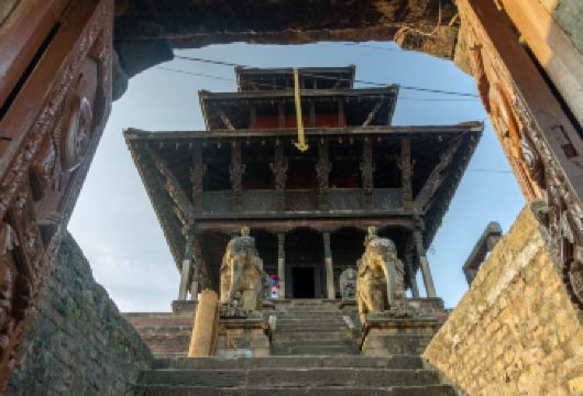 探索尼泊尔传统：吉尔蒂布尔、科卡纳和布恩加马蒂一日游【探索基尔蒂布尔——在这座宁静的山顶小镇，探索古老的寺庙、石头小巷和全景，感受浓郁的尼瓦尔文化。 参观霍卡纳——观看传统的芥末油制作过程，体验这个宁静而历史悠久的村庄的真实乡村生活方式。 探索邦加马蒂——观看技艺精湛的木雕师工作，并参观拉托·马钦德拉纳特神庙，这是尼瓦尔宗教生活的中心。】