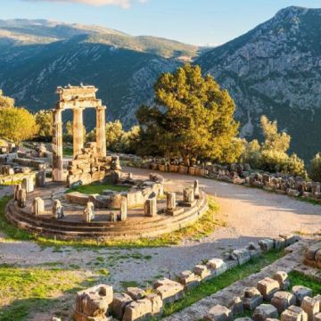 雅典出发：德尔菲古迹+阿拉霍瓦山城+莱瓦贾瀑布一日尊享包车游