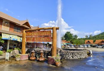 清莱一日游（清迈出发）：红庙、白庙、蓝庙【惊叹于清莱白庙、红庙和蓝庙的复杂建筑 享用美味的午餐，并享用瓶装水和水果提神 了解长颈族克伦村的传统（可选）】