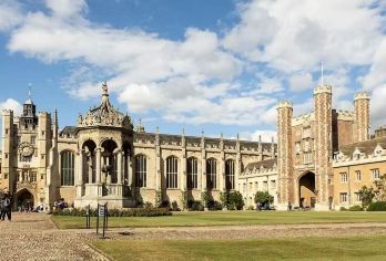 爱尔兰都柏林一日游【王尔德故居+梅瑞思广场+格拉夫顿街】【可在格拉夫顿街听传统音乐，博物馆看黄金藏品，广场打卡雕像，深度感受文学与艺术交融的魅力。】