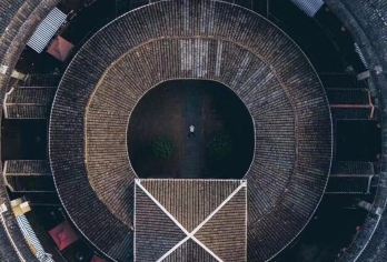 福建土楼王子景区+振成楼+寻找灵婆守护的土楼一日游【含接送 + 自由任务卡寻《大鱼海棠》同款土楼，特别参观阿耕伯的书房——屋檐下隐藏的家国情怀与使命】