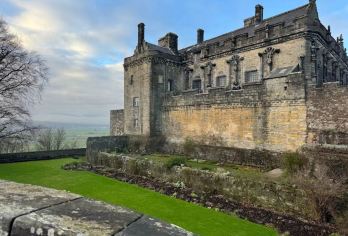 爱丁堡出发斯特林城堡+罗蒙湖+拉斯小镇一日游【参观苏格兰王室居所、玛格丽特女王礼拜堂，在城堡观景台俯瞰三河交汇的壮丽地貌】