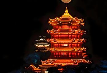 武汉精选日：黄鹤楼、东湖、户部巷跟团游文化之旅【人文与自然的交融：黄鹤楼、东湖的静谧与武汉大学的学术魅力 武汉盛大之旅：从黄鹤楼的全景到湖北博物馆的古老秘密。 永恒的遗产和现代的乐趣：探索湖北博物馆、武汉大学、户部巷的街头美食。】